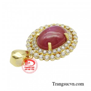 Giữ trọn sắc lửa nồng nhiệt, mặt dây ruby đẹp mê hồn được nâng niu trong mẫu thiết kế như lời ngợi ca cho nhan sắc trí tuệ của phái đẹp.