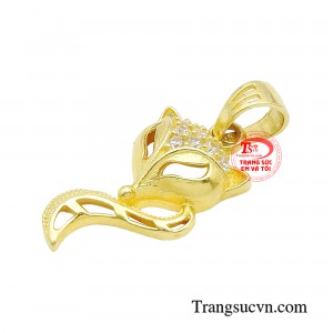 Dưới bàn tay tài hoa của người thợ kim hoàn mà dáng vẻ xinh đẹp, mềm mại, sắc sảo, tinh nhanh của hồ ly được thể hiện rõ nét sự quyến rũ đến mê hồn.