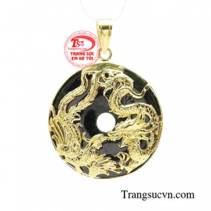 Mặt dây long phụng phú quý lấy hình ảnh Rồng và chim Phượng Hoàng là 2 linh thú đứng đầu trong tứ linh có ý nghĩa tâm linh phong thủy to lớn trong cuộc sống.