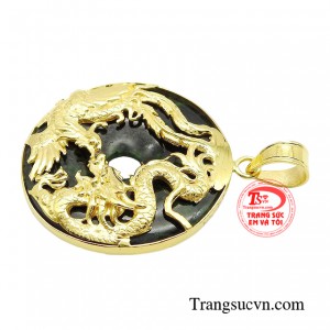 Chiếc mặt dây được chạm khắc tinh xảo cùng phôi ngọc cẩm thạch sắc nét mang lại may mắn và bình an, thuận lợi cho người đeo.