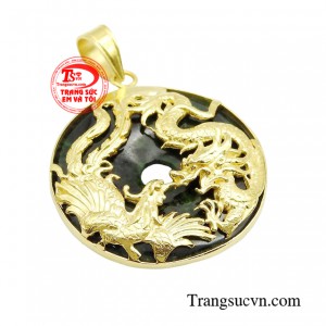 Mặt dây long phụng uy dũng như một vật hộ mệnh mang theo bên mình, làm tôn lên nét đẹp thời trang và thể hiện cho bản lĩnh, uy quyền của phái mạnh.