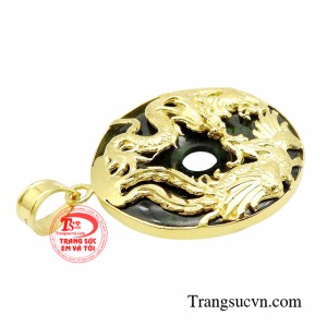 Chiếc mặt dây có thể phối cùng với bất kỳ bộ trang phục nào để biến hóa gu thời trang của mình từ mạnh mẽ, cá tính cho đến lịch lãm, tự tin.