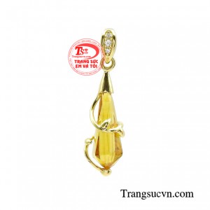 Mặt dây saphire lấp lánh sở hữu kiểu dáng mang cảm hứng ấn tượng từ hình ảnh tinh thể pha lê tán sắc