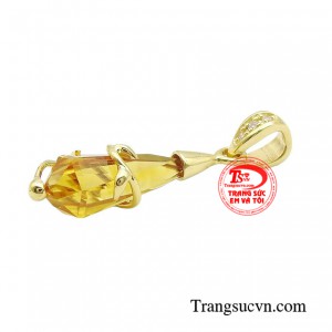 Với những giác cắt hướng tâm tạo nên khả năng phản chiếu và bắt sáng theo mỗi chuyển động của nàng.