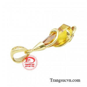Chắc chắn sẽ là người bạn đồng hành không thể thiếu của nàng trong những bộ cánh thanh lịch, đậm chất nàng thơ.
