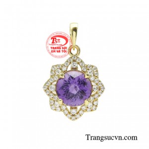 Mặt dây thạch anh tím thời thượng phát ra ánh sáng huyền bí tuyệt đẹp, đem sự trang nhã đến cho người đeo. 