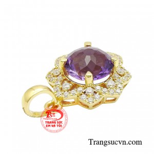 Thiết kế đơn giản mà đầy lãng mạn và độc đáo cùng với điểm nhấn chính là tạo hình bông hoa tím đang khoe sắc rực rỡ