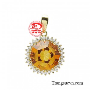 Mặt dây thạch anh vàng tỏa sáng mang đến cho bạn vẻ đẹp tinh tế trang nhã với màu sắc tươi sáng, rực rỡ ngập tràn đầy nắng.