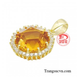 Đá thạch anh vàng có màu sắc ấm áp đi kèm với phong cách sang trọng, tạo nên một sự kết hợp hoàn hảo