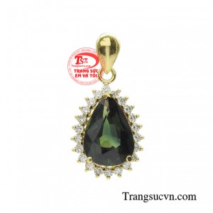 Mặt dây sapphire đẳng cấp với những giác cắt hướng tâm, mang đến khả năng tán sắc mạnh mẽ, tạo nên hiệu ứng thị giác bắt mắt, mà không kiểu giác cắt nào có được.