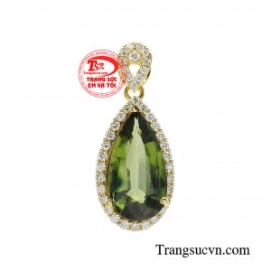 Mặt dây Sapphire kiêu sa được xem là biểu tượng của niềm tin, hy vọng và may mắn.