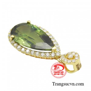 Tạo nên ấn tượng mạnh mẽ nhưng vẫn đảm bảo khả năng tán sắc nổi bật, cộng hưởng hoàn hảo cùng chất liệu vàng 14K thanh lịch. 