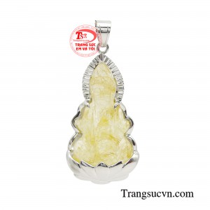 Mặt quan âm thạch anh phú quý được chạm khắc tỉ mỉ trên nền chất liệu đá thạch anh vàng tinh xảo tạo nên những đường nét chân thực và sống động vô cùng.