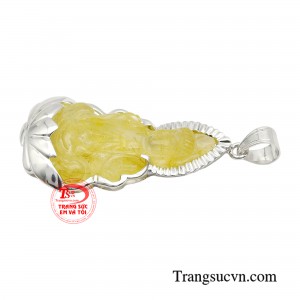 Hình ảnh Phật Bà Quan Âm với dáng ngồi thanh tao, khuôn mặt phúc hậu hiền từ, tay cầm bình cam lộ, cành dương liễu ban phát phước lành đến cho nhân gian, cứu vớt kiếp người khỏi những cơ cực và tai ương.