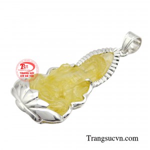 Ngoài ra thạch anh tóc vàng còn mang trong mình nguồn dương khí dồi dào giúp người đeo nhận được ánh hào quang may mắn chiếu rọi, soi đường chỉ lối mỗi bước đi.