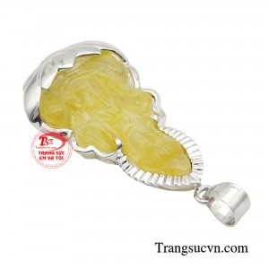 Từ những tinh hoa tinh túy cùng sắc vàng tinh khiết của đất trời hội tụ, mà chiếc mặt dây phật quan âm càng trở nên ý nghĩa hơn với đối với người đeo.
