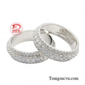 Nhẫn cưới vàng trắng ước nguyện sẽ lưu giữ trọn vẹn khoảnh khắc hai trái tim hòa chung nhịp đập.