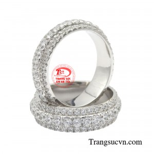 Phiên bản đầy mới lạ của nhẫn cưới vàng trắng nguyện ước với các viên đá CZ lấp đầy đai nhẫn như một con đường lộng lẫy.