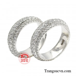 Cặp nhẫn cưới còn được coi là món quà hạnh phúc của tình yêu, là sự chứng minh cả hai thuộc về nhau.