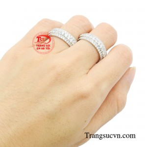 Đeo nhẫn cưới đồng nghĩa với việc cả hai phải có trách nhiệm, bổn phận với nhau.