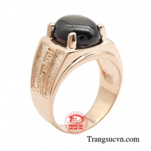 Nhẫn nam sapphire ấn tượng đơn giản, thanh lịch không cần quá nhiều chi tiết cầu kì, hoa mĩ, phức tạp, bằng xu hướng tối giản hóa thiết kế, mẫu nhẫn vẫn toát lên vẻ sang trọng.