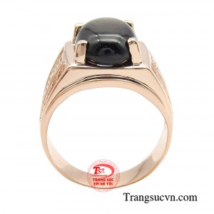 Qua bàn tay hào hoa của thợ chế tác kim hoàn bậc nhất, vẻ đẹp của viên đá quý kết tinh tuyệt mỹ bởi đất trời đã được tôn vinh một cách trọn vẹn.