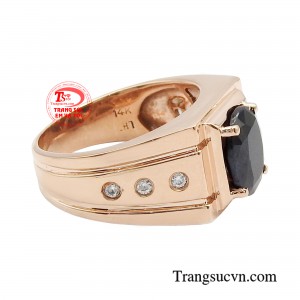 Ngoài ra, với kiểu nhẫn này giúp nam giới tạo điểm nhấn mới lạ cho set đồ đơn giản phù hợp với những chàng trai yêu thích phong cách tối giản.