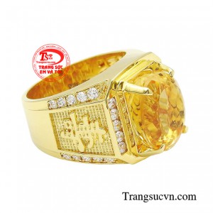 Được chế tác tinh xảo, thạch anh vàng tạo nên một sự kết hợp hoàn hảo giữa vẻ đẹp tự nhiên và sự tinh tế của nghệ thuật trang sức.