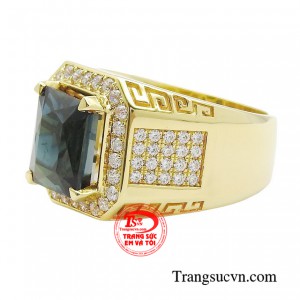 Bản nhẫn vừa vặn cùng đường nét lịch lãm, nổi bật chất liệu vàng nhã nhặn là trợ thủ hoàn hảo của Quý ông lịch thiệp.