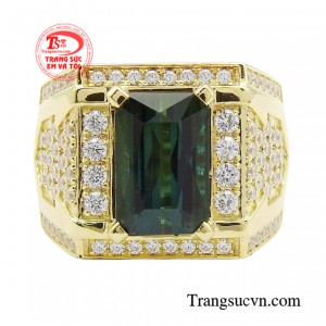 Nét quyến rũ nam tính, một tâm hồn phóng khoáng và đam mê chinh phục thử thách là cảm hứng tạo nên thiết kế sang trọng độc lạ của chiếc nhẫn tourmaline