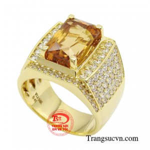 Sản phẩm sử dụng chất liệu vàng 14k, phần đai nhẫn to bản đính nạm đá Cz, tôn lên vẻ đẹp khác biệt, hoàn mĩ.