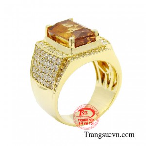 Nhẫn nam tourmaline thịnh vượng gây ấn tượng bởi tạo hình mạnh mẽ đầy quyền lực.