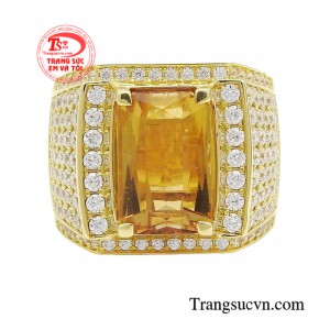 Nhẫn nam vàng chính là món phụ kiện trang sức ngôn ngữ không lời, gián tiếp bộc lộ sự nam tính, mạnh mẽ của quý ông.