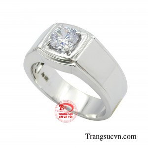 Nổi bật trên chiếc nhẫn là viên đá chủ cz sáng lấp lánh giúp các anh thêm tự, tin phong độ để khẳng định bản lĩnh.