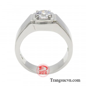 Hơn nữa, chiếc nhẫn còn ẩn chứa nét đẹp rắn rỏi, mạnh mẽ và cuốn hút với người đối diện.