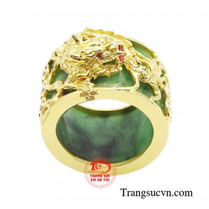 Điểm nhấn nổi bật tạo nên nét đặc biệt của chiếc nhẫn chính là rồng vàng uốn lượn, mặt nhẫn còn được khắc chi tiết vảy rồng, đôi mắt rực đỏ quyền uy. 