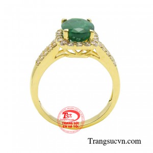 Với màu xanh ngọc kiêu sa mà không loại đá nào sánh bằng, tạo điểm nhấn cùng viên đá chủ mô phỏng vẻ đẹp tinh tế, thanh tú của nàng