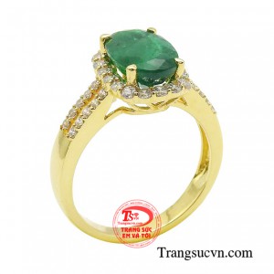 Nhẫn nữ emerald kiêu sa đại diện cho sự tự tin và lòng dũng cảm mang đến vẻ đẹp đẳng cấp và sang trọng. 