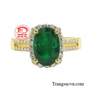 Nhẫn nữ emerald sở hữu sự cứng cáp của vàng 14K được chế tác tinh xảo, kết hợp các chi tiết đá kết, tạo nên sự quý phái kiêu sa.