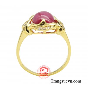 Ruby được mệnh danh đại diện cho tình yêu, trí tuệ và lòng kiêu hãnh, bất kỳ ai sở hữu viên đá quý này đều sẽ thừa hưởng vẻ đẹp sắc sảo đầy quyến rũ.