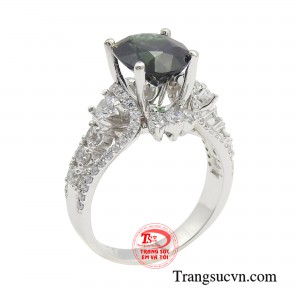 Nhẫn nữ sapphire dạ tiệc mang trong mình vẻ đẹp huyền bí, quyền quý, cao sang.