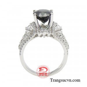 Đá sapphire là một trong những loại đá quý được ví như viên đá hoàng gia, quý tộc và thường được đeo vào các dịp đặc biệt như lễ hội tiệc tùng.