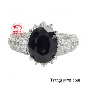 Ánh sáng lấp lánh từ sapphire chạm đến chiều sâu tâm hồn, khiến cho mọi cung bậc cảm xúc trỗi dậy, từ sự hồi hộp, phấn khích đến sự mê hoặc và tự hào.