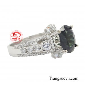 Nhẫn nữ sapphire dạ tiệc không chỉ là trang sức, mà còn là một thước đo của quyền lực và vẻ đẹp rạng ngời của phụ nữ.