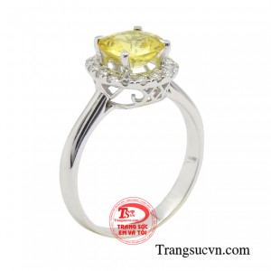 Nhẫn nữ sapphire vàng kiều diễm là sự kết hợp tuyệt vời giữa đá quý và màu sắc của thiên nhiên tạo ra món trang sức đẹp mắt.