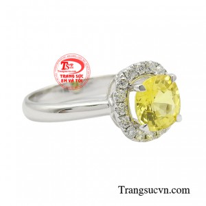 Khi bắt gặp ánh nắng phản chiếu, chiếc nhẫn như phủ lên một sắc màu lộng lẫy.