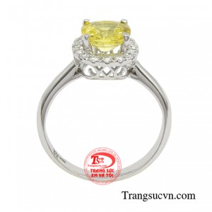 Thêm vào đó, tông vàng nhẹ nhàng của sapphire tạo ra một không gian đầy lãng mạn, khiến cho món trang sức trở nên rực rỡ hơn bao giờ hết.