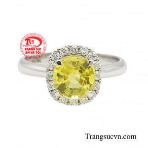 Đường nét chạm khắc tinh tế, hình khối viên đá được gọt dũa hài hòa đã làm nên một bức tranh ánh sáng rực rỡ, làm nổi bật vẻ đẹp tự nhiên của sapphire.