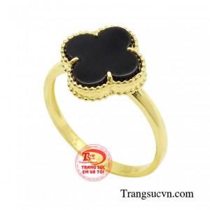 Đôi khi, chỉ cần chọn đúng một chi tiết trang sức để tạo điểm nhấn, nàng đã có thể tỏa sáng trong tổng thể một cách đơn giản và tinh tế.