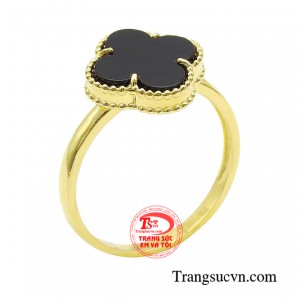 Nhẫn nữ thời trang duyên dáng nâng tầm phong cách cá nhân, giúp bạn trong hành trình tìm kiếm và xây dựng phong cách của riêng mình. 